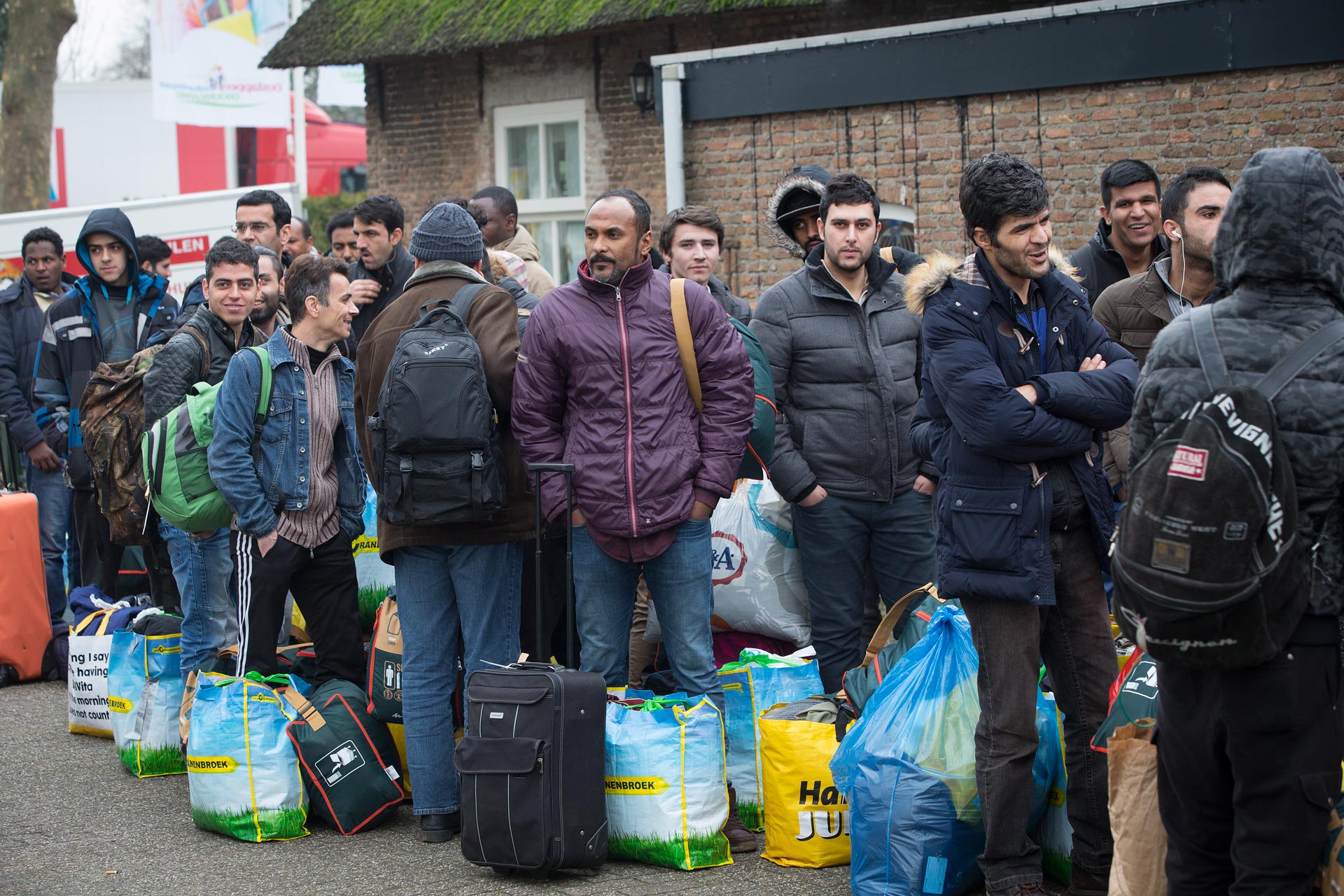 Как живут эмигранты. Мигранты в Европе. Нидерланды мигранты. Беженцы в Нидерландах. Лагерь для беженцев в Голландии.