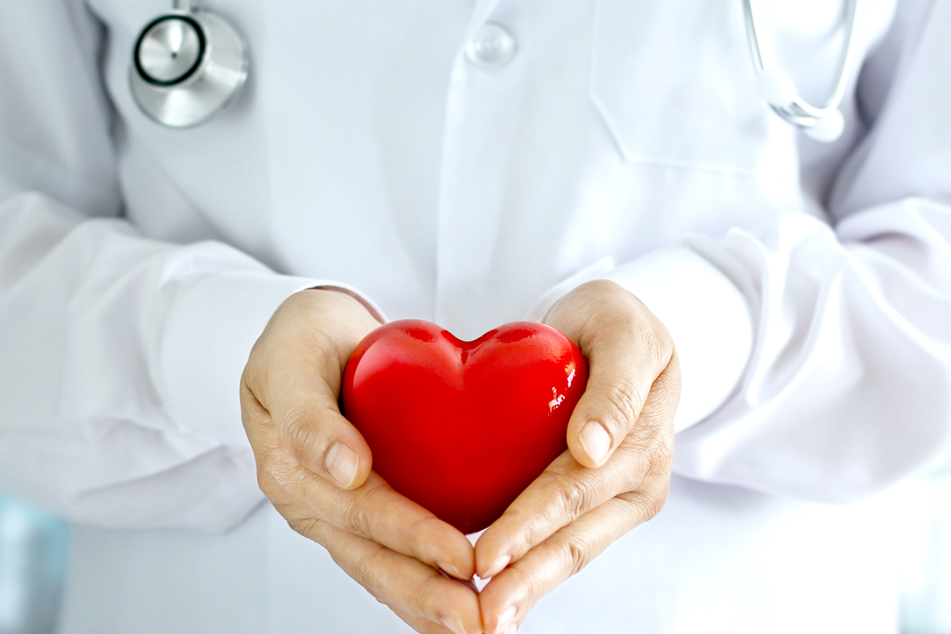 Качество жизни врачи. Руки врача. Доктор с сердцем в руках. Жизнь в руках врача. Медсестра с сердцем.