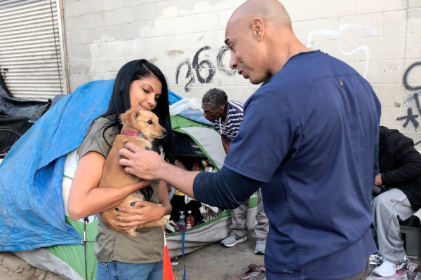 Veterinarian Gives Free Medical Care to Pets From Homeless People