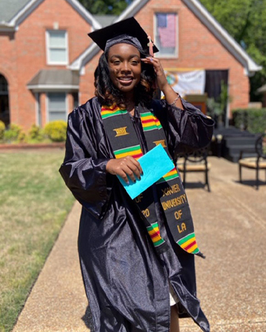 Father Surprises Daughter with Homemade Graduation Ceremony